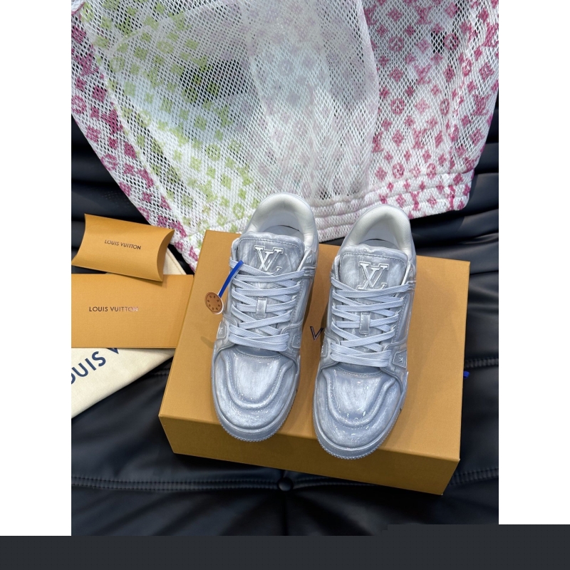 l**is V*t*n sneakers
